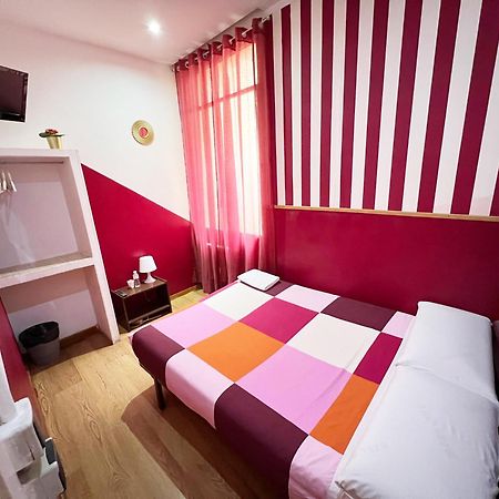 Hostal La Casa De La Plaza Madrid Exterior foto