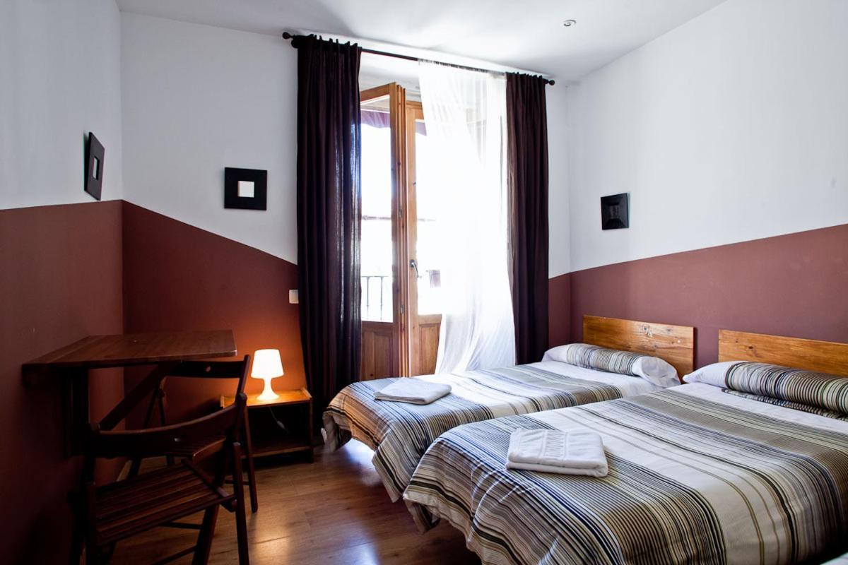 Hostal La Casa De La Plaza Madrid Exterior foto