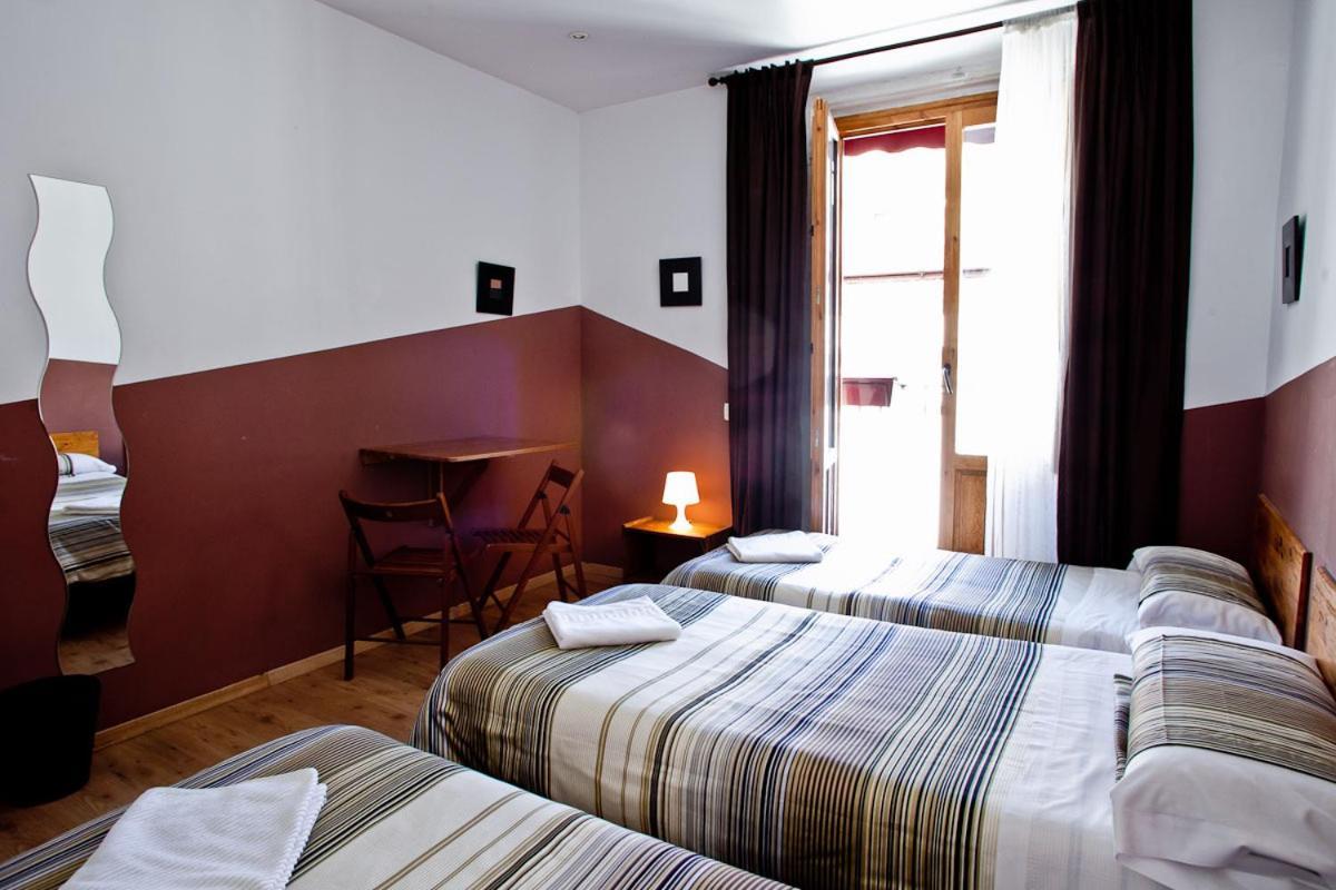 Hostal La Casa De La Plaza Madrid Exterior foto