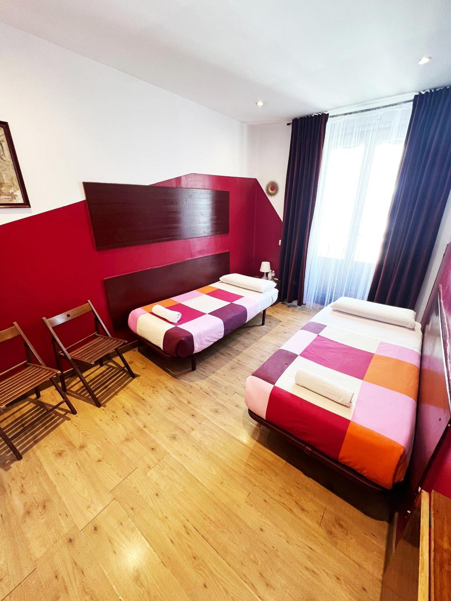 Hostal La Casa De La Plaza Madrid Exterior foto