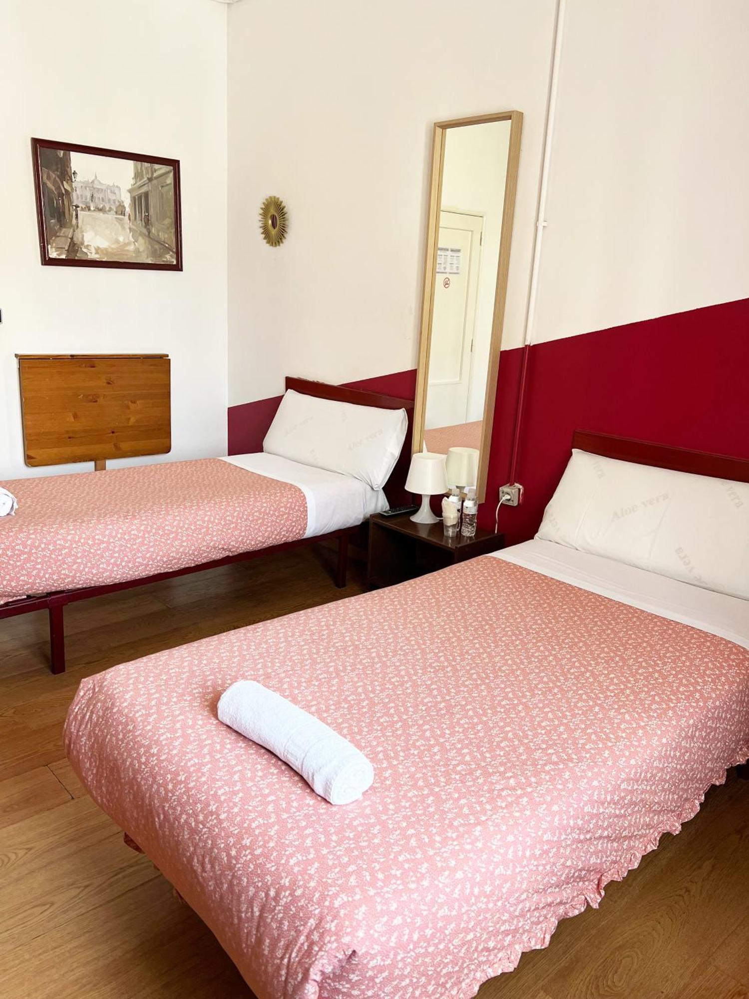 Hostal La Casa De La Plaza Madrid Exterior foto