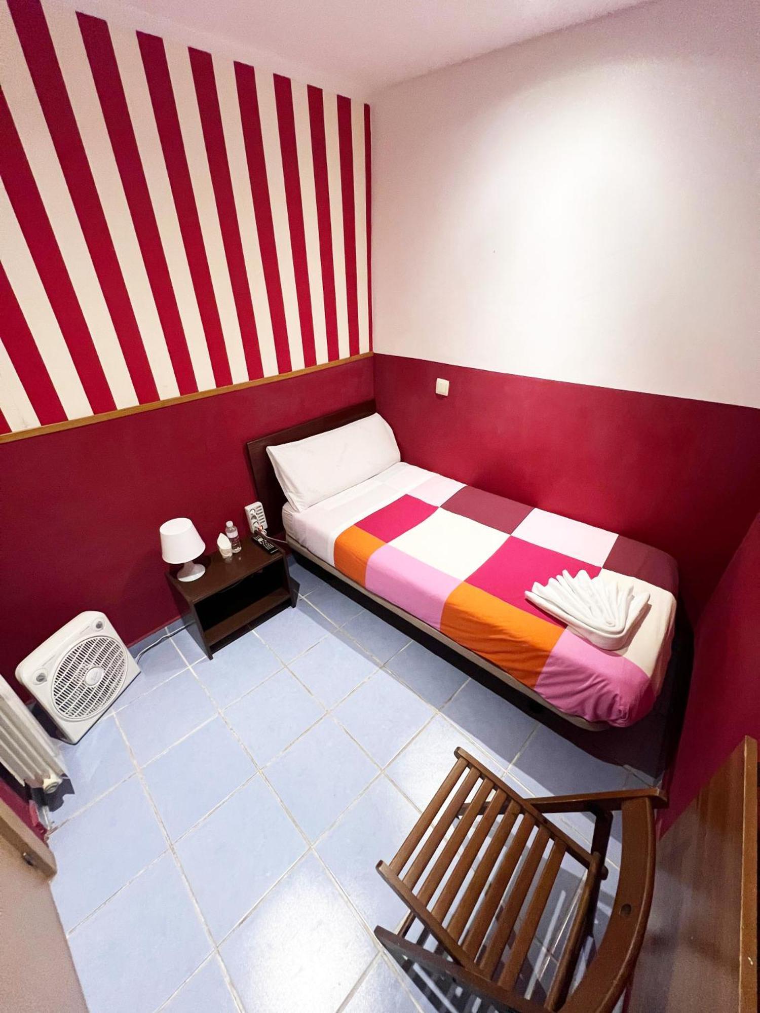 Hostal La Casa De La Plaza Madrid Exterior foto