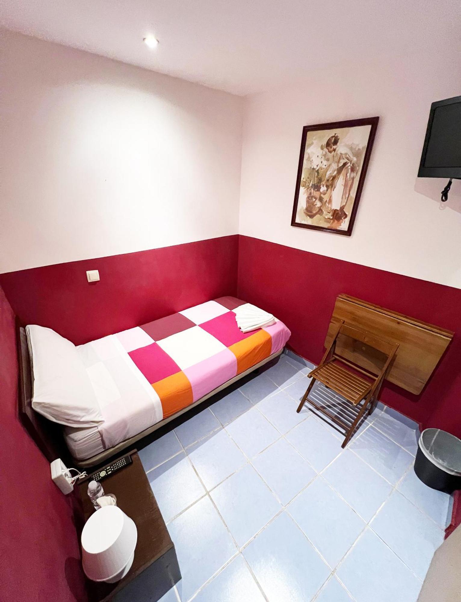 Hostal La Casa De La Plaza Madrid Exterior foto