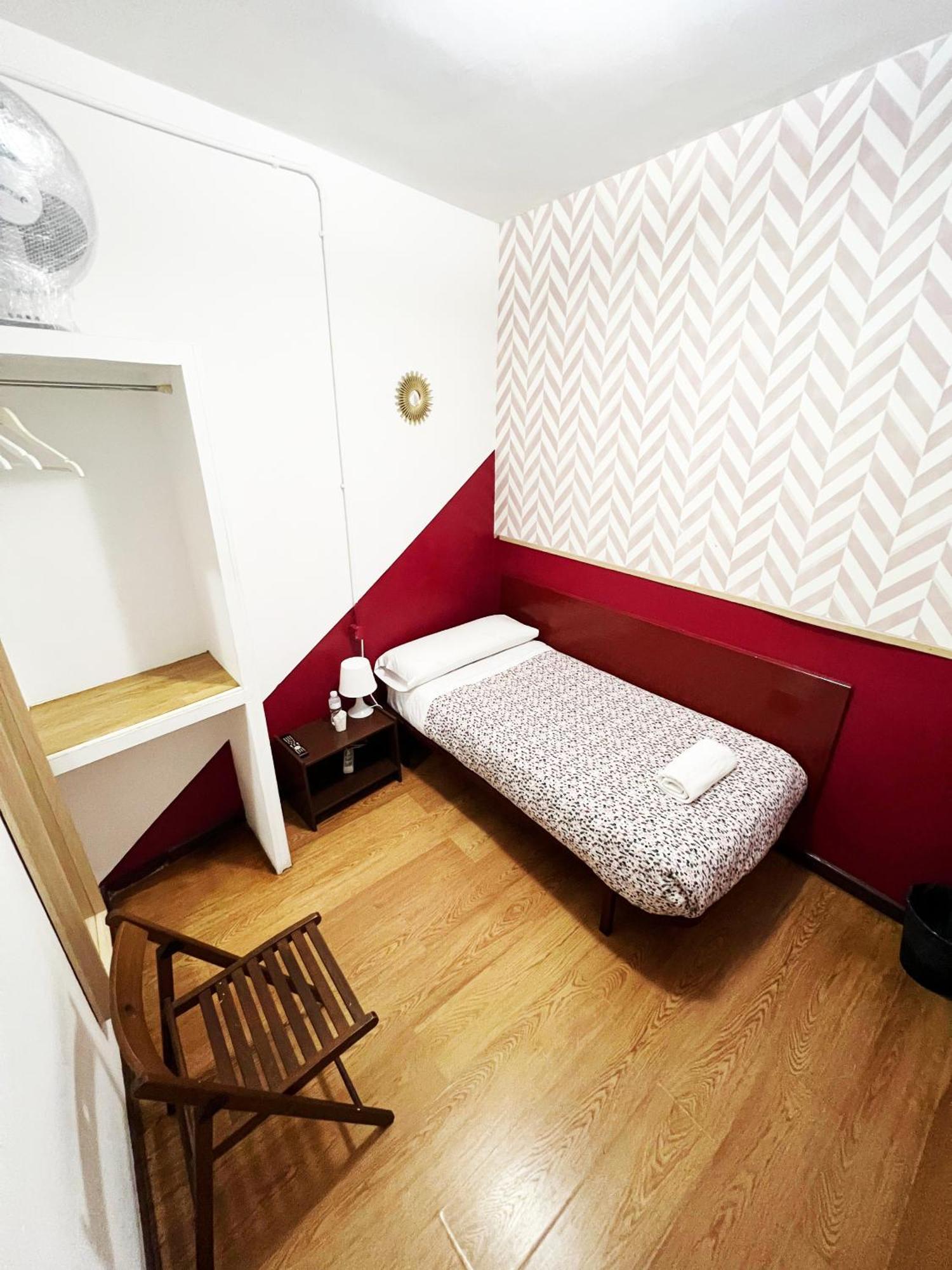 Hostal La Casa De La Plaza Madrid Exterior foto