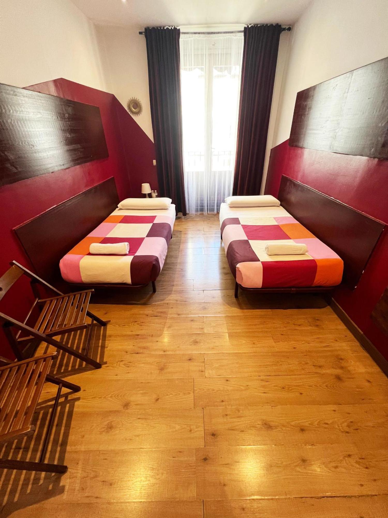 Hostal La Casa De La Plaza Madrid Exterior foto