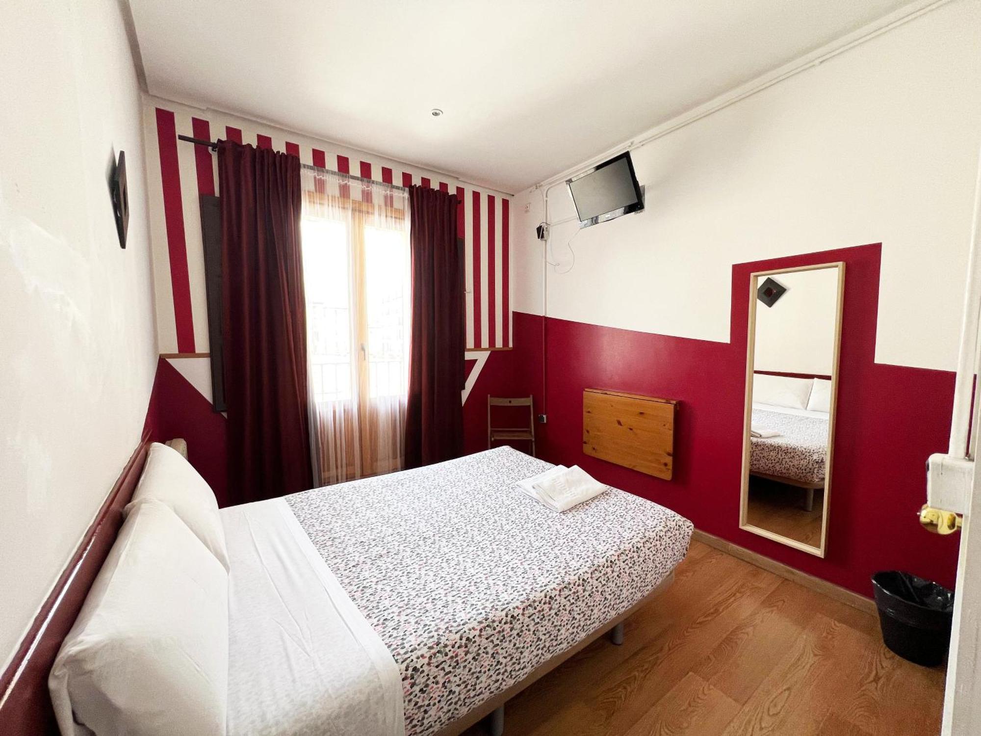 Hostal La Casa De La Plaza Madrid Exterior foto