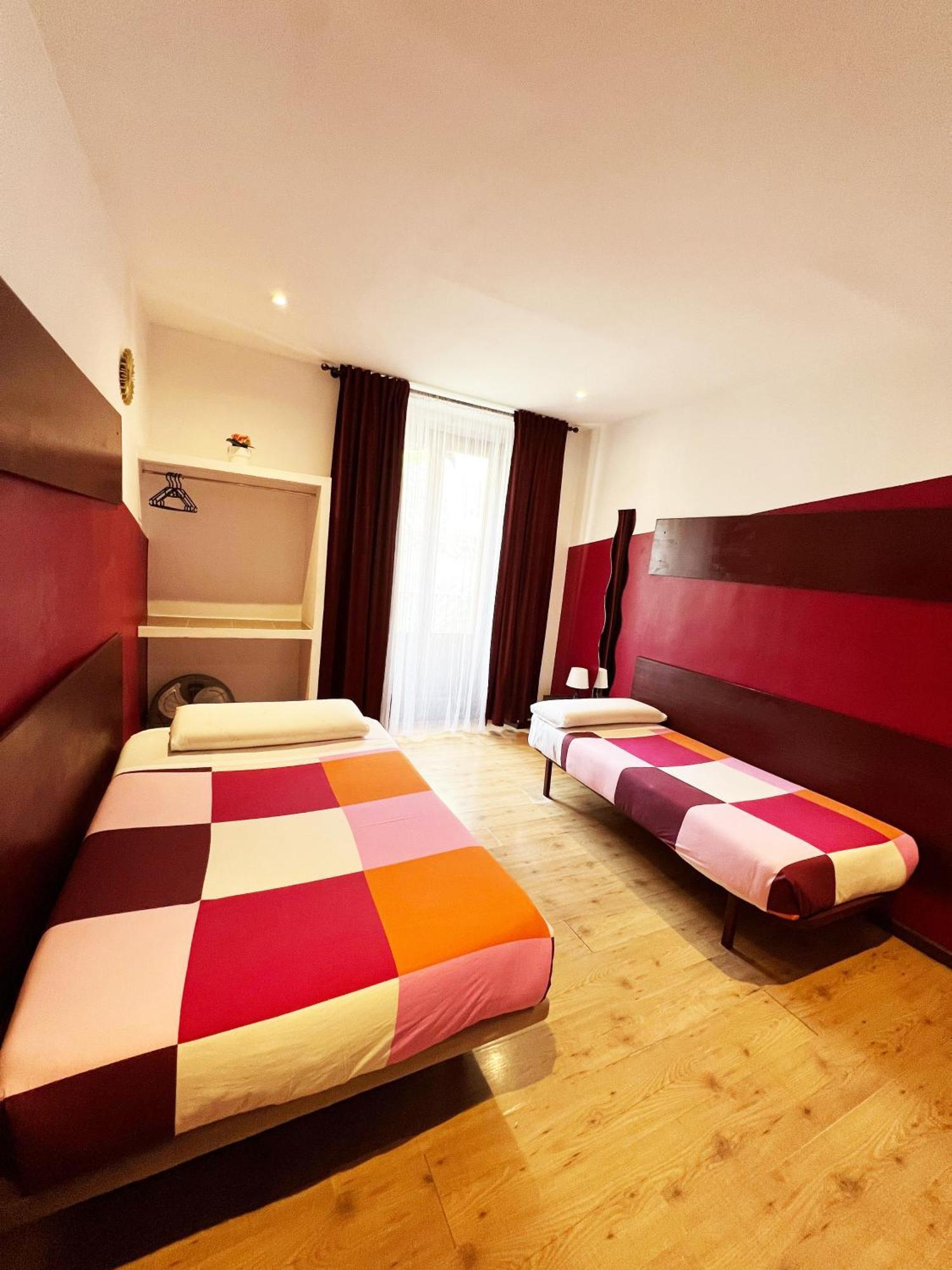 Hostal La Casa De La Plaza Madrid Exterior foto