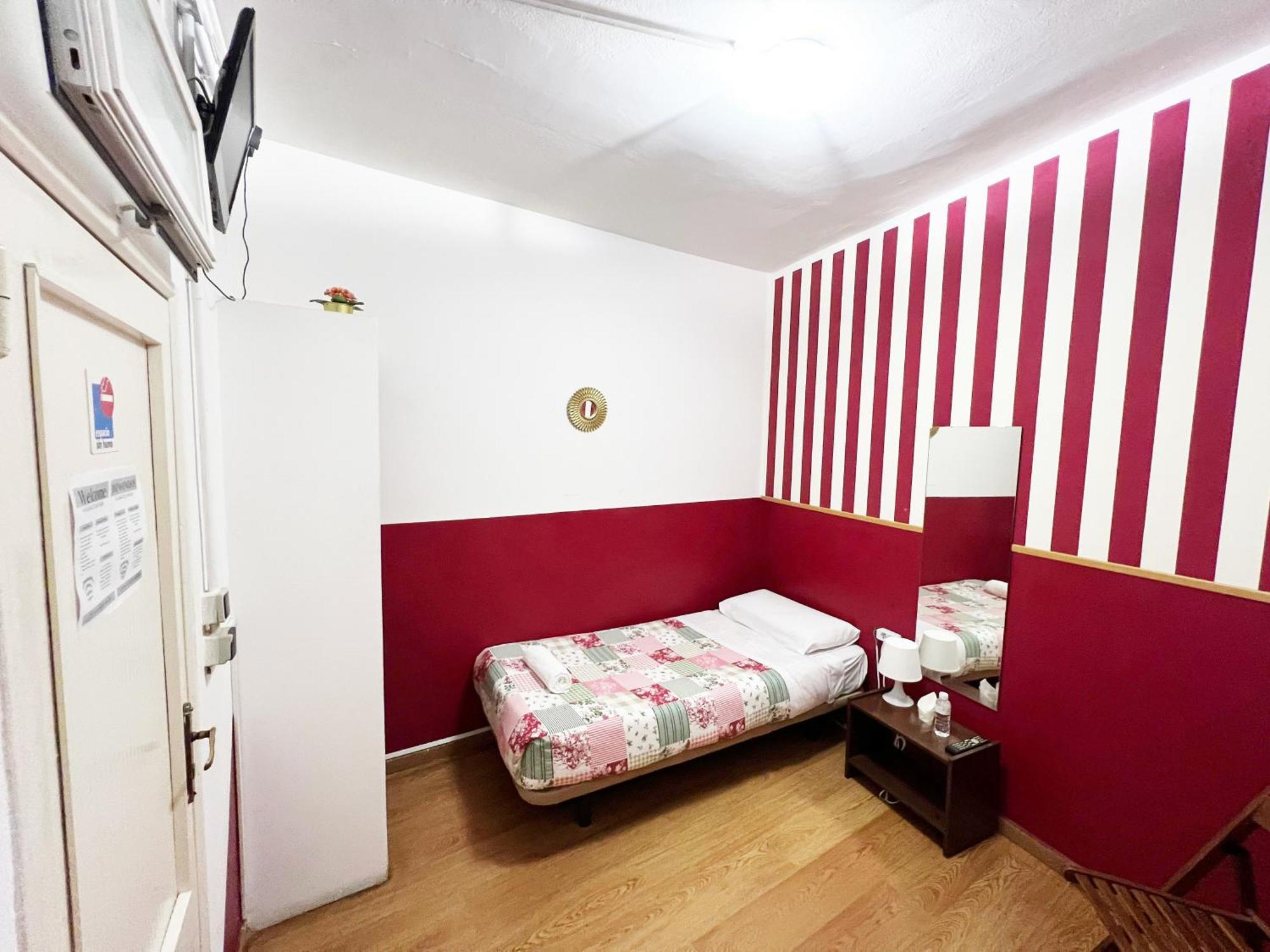 Hostal La Casa De La Plaza Madrid Exterior foto