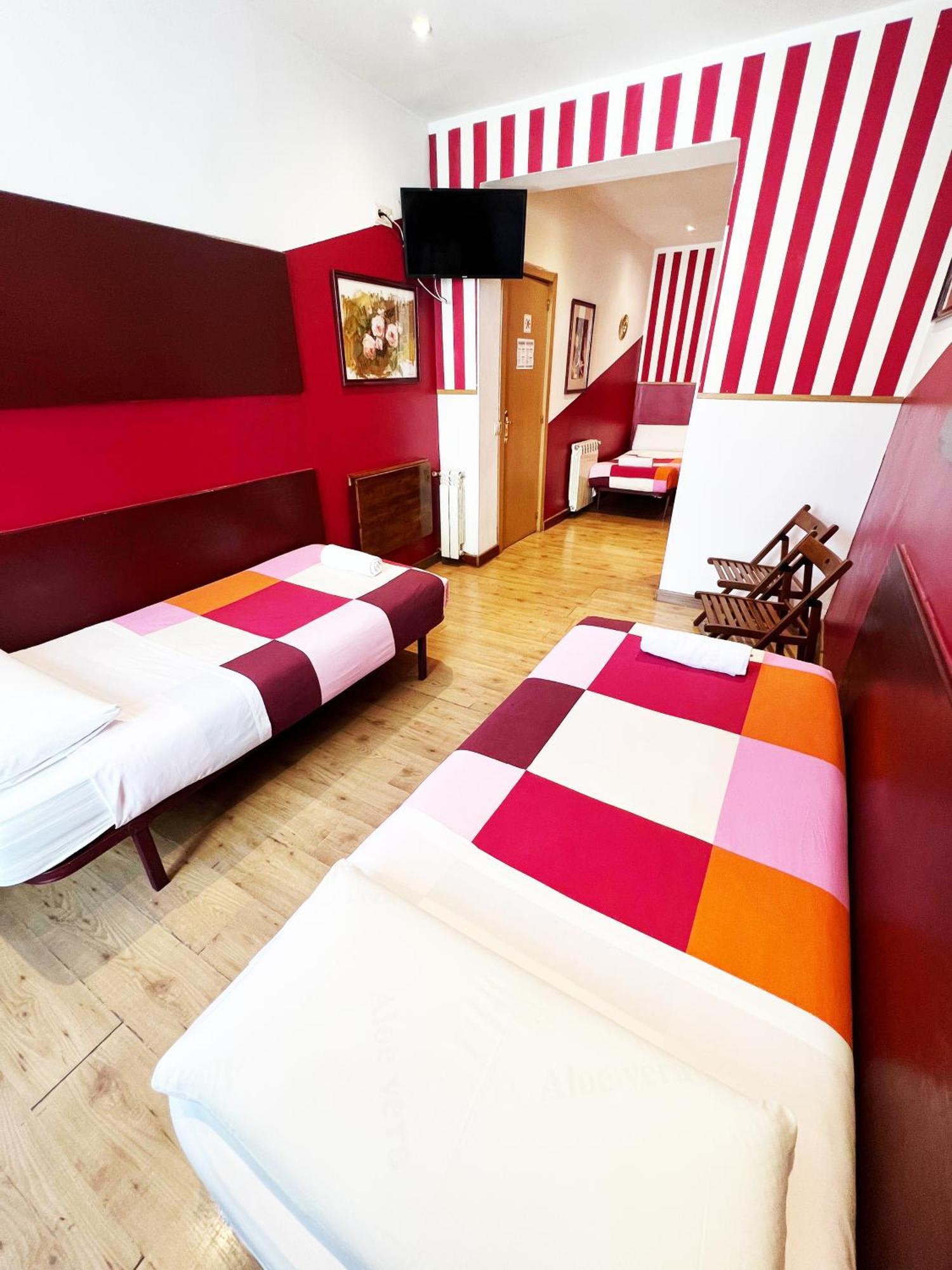 Hostal La Casa De La Plaza Madrid Exterior foto