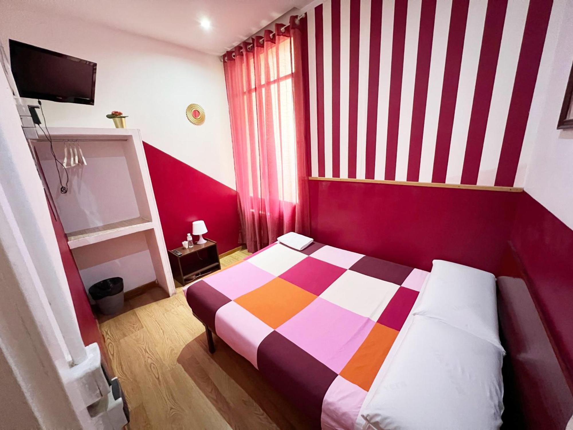 Hostal La Casa De La Plaza Madrid Exterior foto