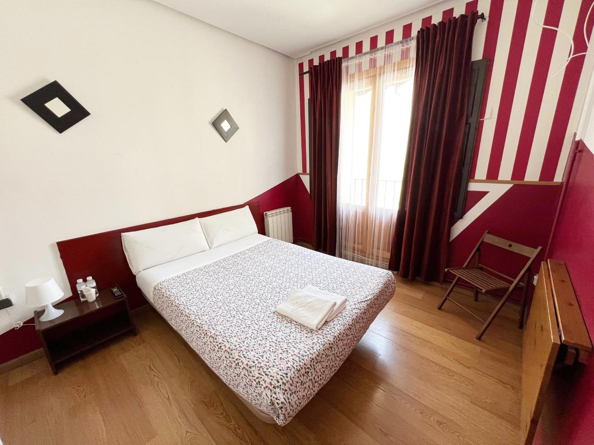 Hostal La Casa De La Plaza Madrid Exterior foto