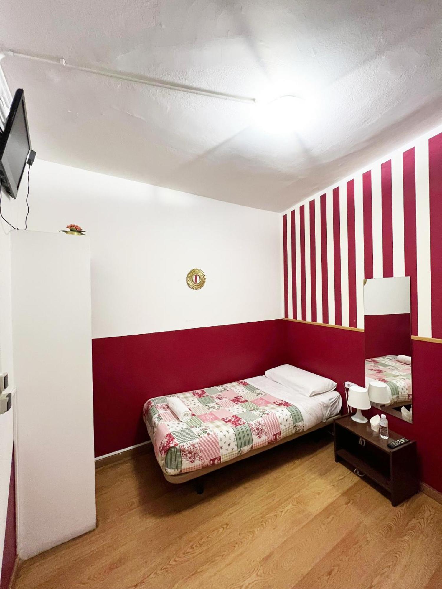 Hostal La Casa De La Plaza Madrid Exterior foto