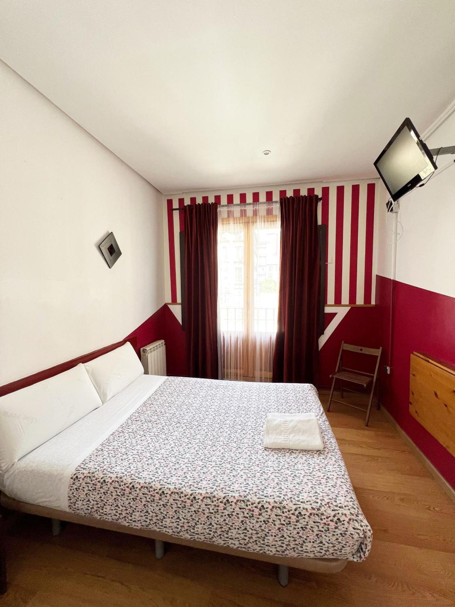 Hostal La Casa De La Plaza Madrid Exterior foto