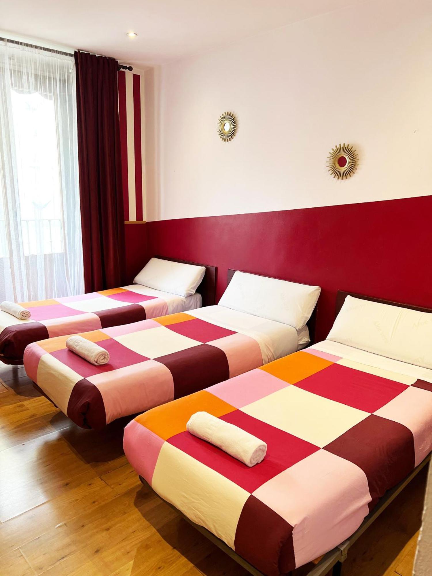 Hostal La Casa De La Plaza Madrid Exterior foto