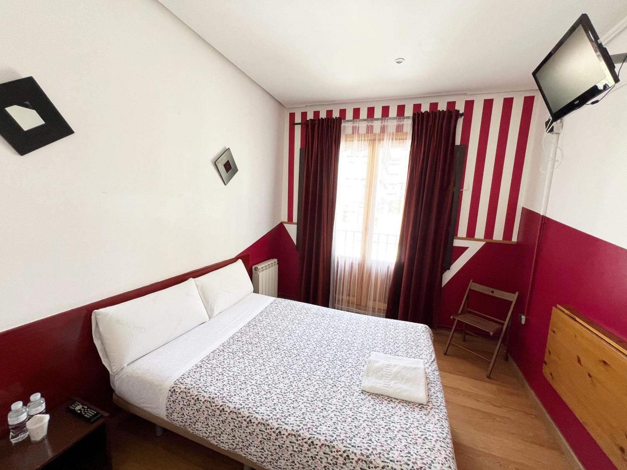 Hostal La Casa De La Plaza Madrid Exterior foto