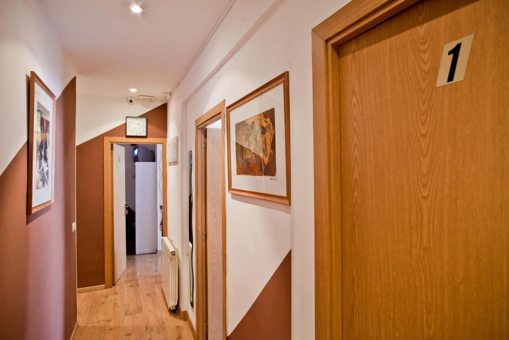 Hostal La Casa De La Plaza Madrid Exterior foto
